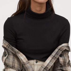 H&M RIBBED TURTLE NECK TOP SIZE M